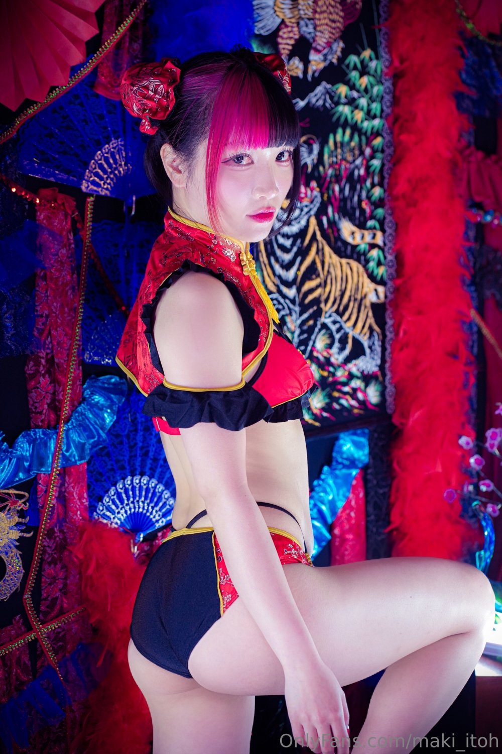 Maki Itoh loves showing off her ass #WDhhFDyL