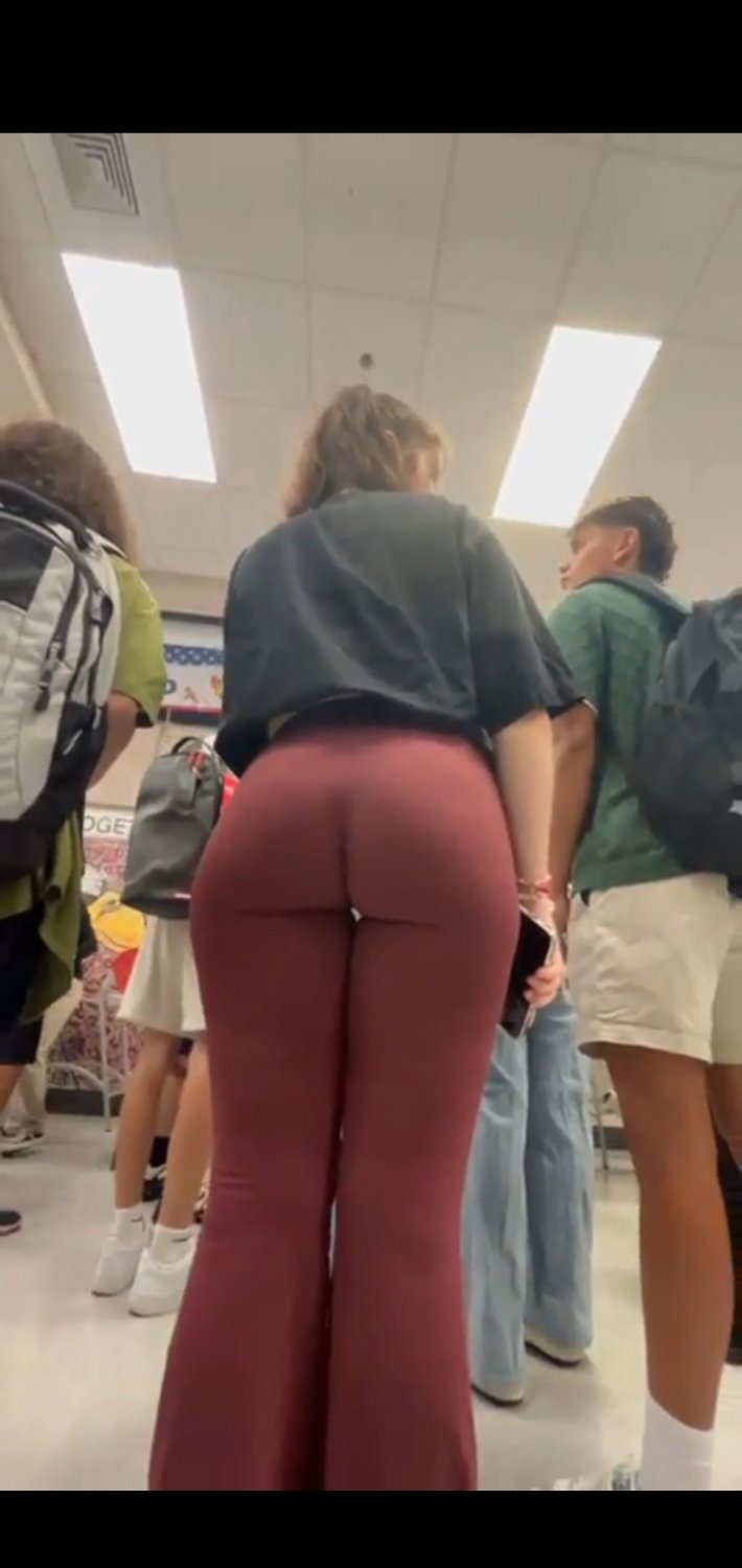 Mi compañera culona de clase🍑😳 #VU3o7VhE
