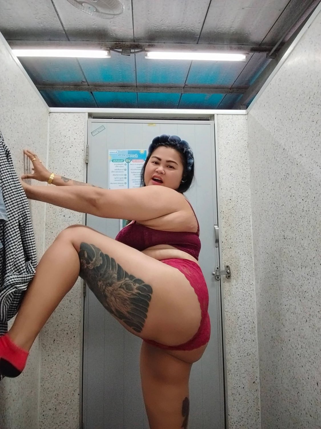 Random chicks #pZIdK8dr